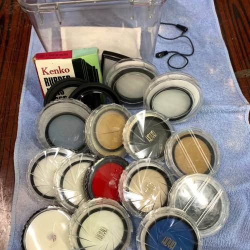 55mm濾鏡14個，遮光罩3個連防潮箱