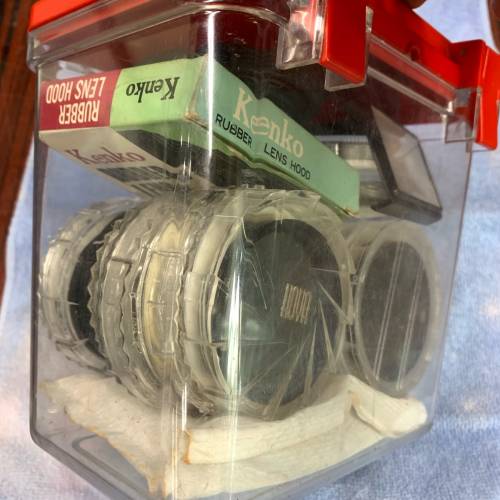 55mm濾鏡14個，遮光罩3個連防潮箱