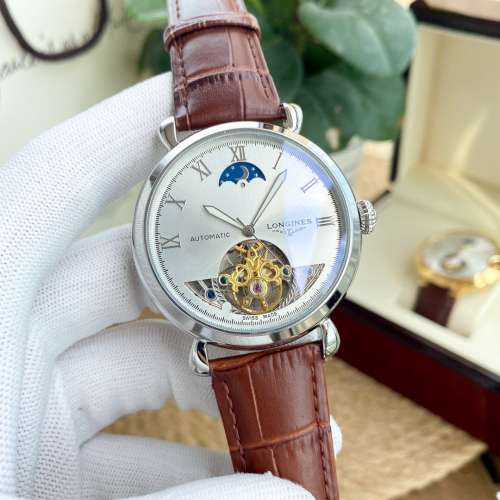 Men's watch size: 42mm diameter 12mm thick