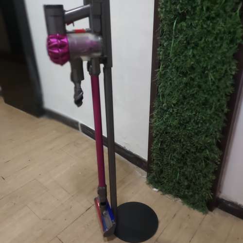 Dyson V6 vacuum with stand 吸塵機連脚架