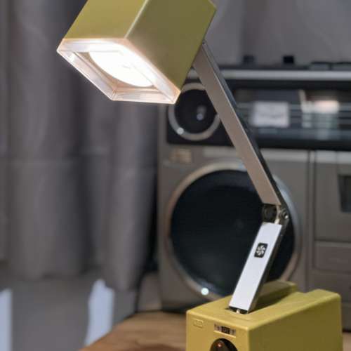 出售 昭和時期 vintage 座枱燈一箋，需使用100v變壓器,2段光暗選擇,可掛牆,可調高低...