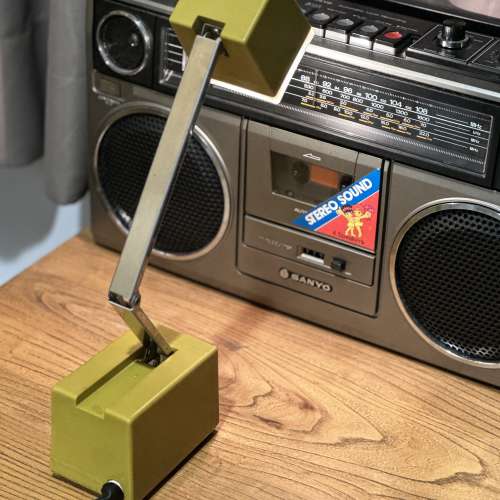 出售 昭和時期 vintage 座枱燈一箋，需使用100v變壓器,2段光暗選擇,可掛牆,可調高低...