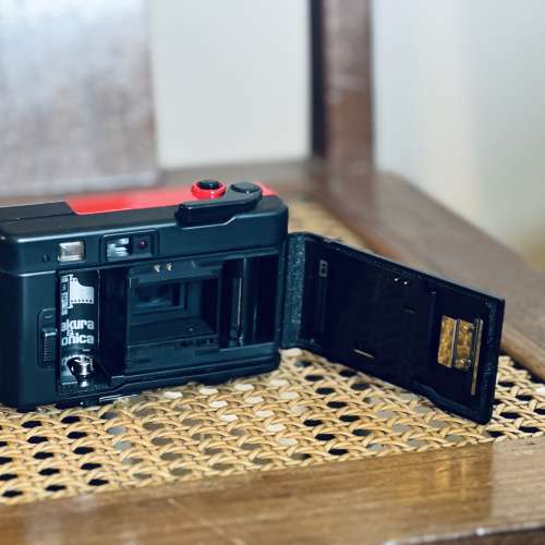 出售 Konica EFJ菲林相機一部，拍攝功能正常，閃光燈正常，只是紀錄日子功能失效，...