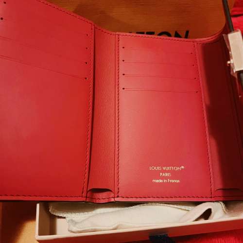 LV M26157 銀包 黑桃紅