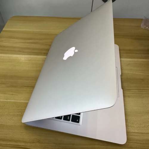 IntelCore i7 MacBook Air 成色好，頂配8G記憶體，256G 固態硬盤，超薄身。