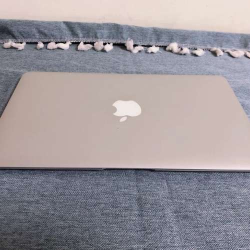 IntelCore i7 MacBook Air 成色好，頂配8G記憶體，256G 固態硬盤，超薄身。
