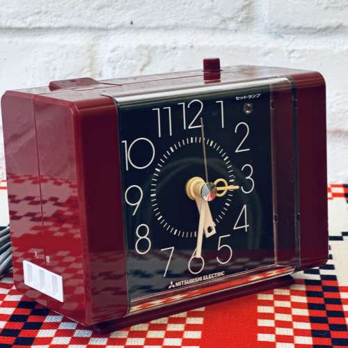 出售 全新 日本三菱坐枱時鐘一個,可作電源計時開關,亦可作為時鐘之用,100%正常,100...