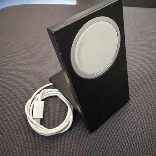 Apple Magsafe charger + Native Union 座 iPhone
