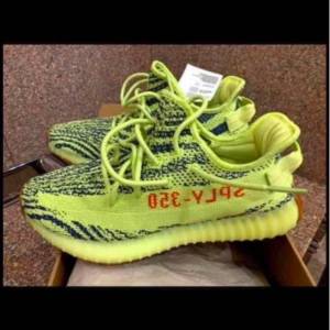 全新Yeezy boost v2 frozen yellow size us 9 uk 8.5
