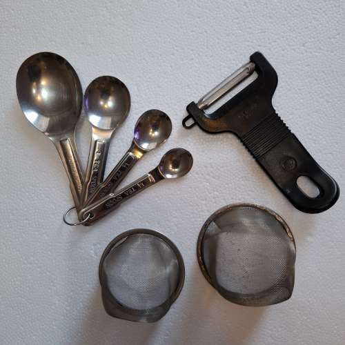 量匙，削皮器，茶隔 Measuring spoons  peeler. Tea strainers