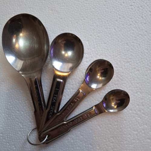 量匙，削皮器，茶隔 Measuring spoons  peeler. Tea strainers
