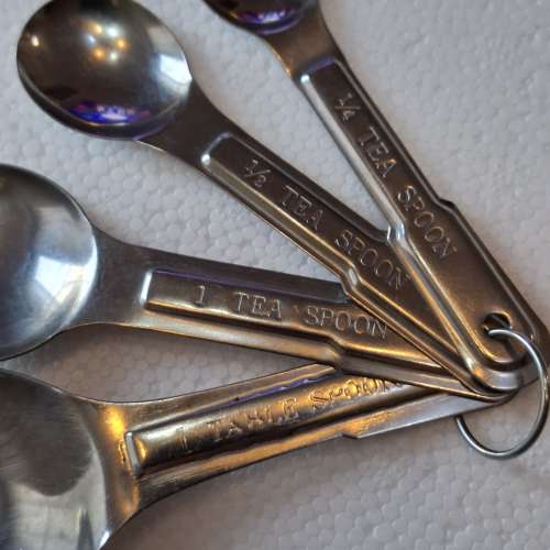 量匙，削皮器，茶隔 Measuring spoons  peeler. Tea strainers