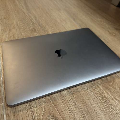MacBook Pro 2017 with Touch Bar 4 x Thunderbolts