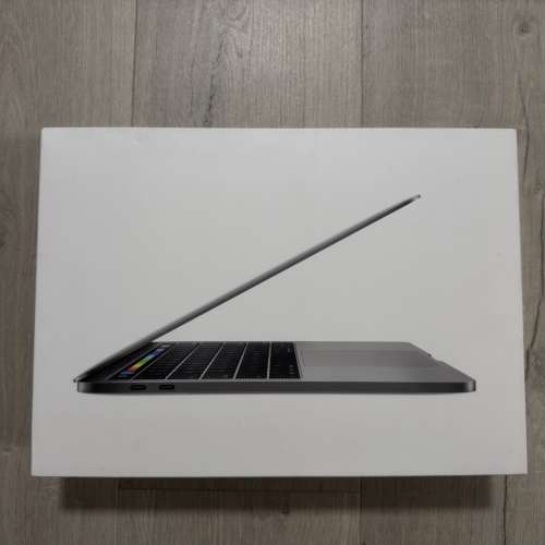 MacBook Pro 2017 with Touch Bar 4 x Thunderbolts
