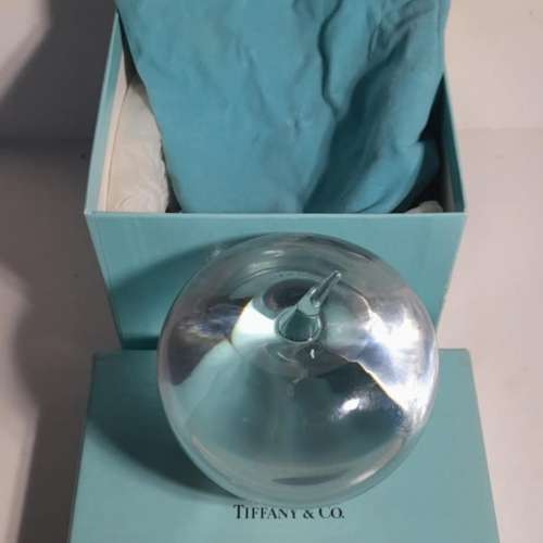 Tiffany 水晶蘋果， 寬约80mm  高70mm 重794克. 連新淨禮盒  no.D16.1.25