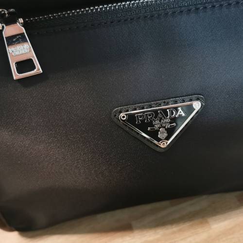 Prada 單肩斜孭袋