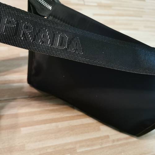 Prada 單肩斜孭袋