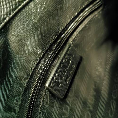 Prada 單肩斜孭袋