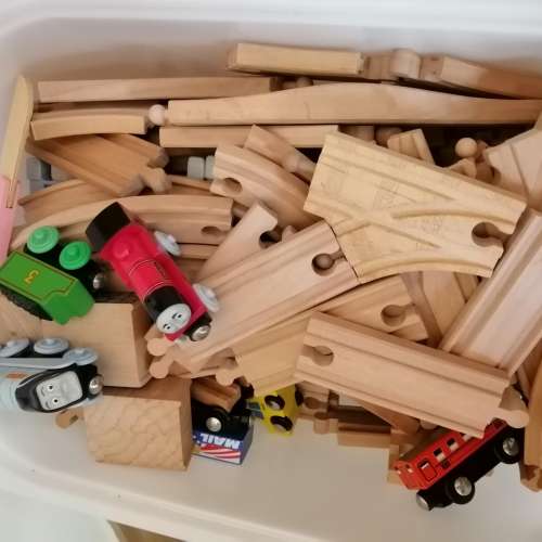 大量火車及配件