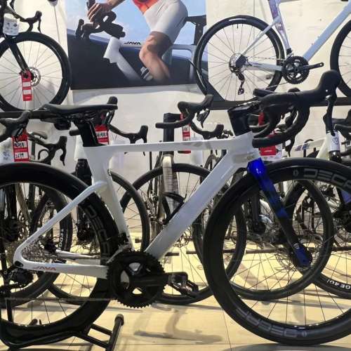 2025 新款 JAVA FUOCO TOP 火6 24速 油剎碳刀碳纖維公路車 送水架前後蛙燈