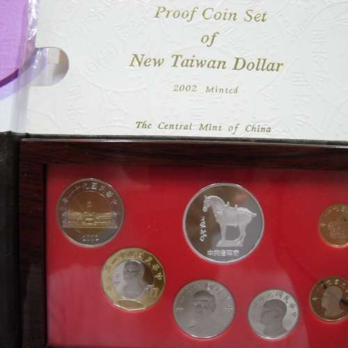 2002 年發行新臺幣精鑄紀念版 1 套 7 枚銀章及其他硬幣