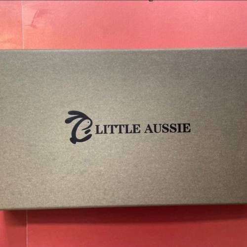 澳洲製造LITTLE AUSSIE《小澳洲人》品牌的羊絨圍巾，規格190x70 cm，100%全新。自用...