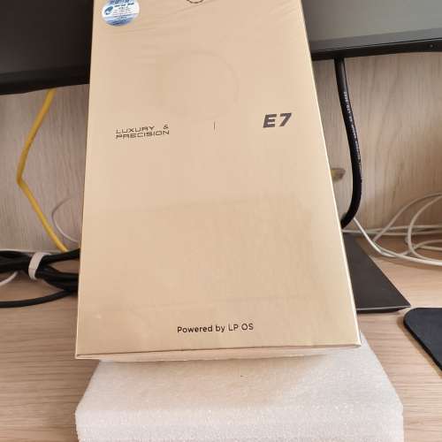 99% new 港行Luxury & Precision E7 (精挑版)