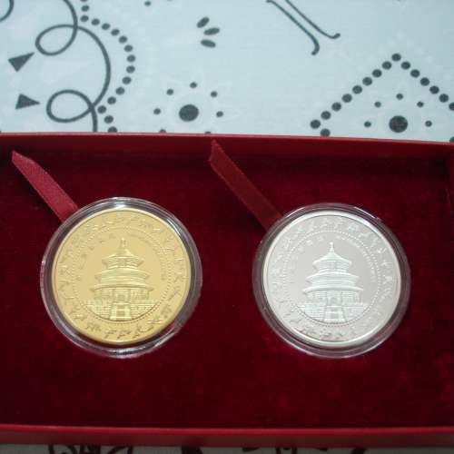 中華人民共和國 2001 年發行成功申辦第 29 屆北京奧運會紀念版 1 套 2 枚銀章及包金...