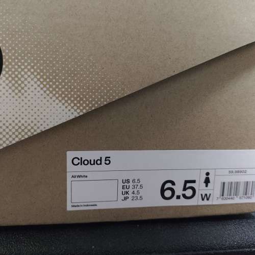 新淨全正常 有原裝盒正版正貨有單 On cloud 5 ALL WHITE 男女裝 中性 白色休閒鞋運...