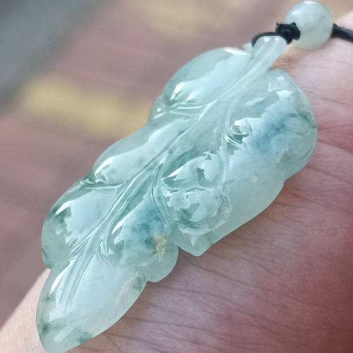 💝緬甸天然A貨冰糯化膠飄花翡翠大葉子
  （可代做香港玉石鑒定証書）
❤46mm*25.4m...