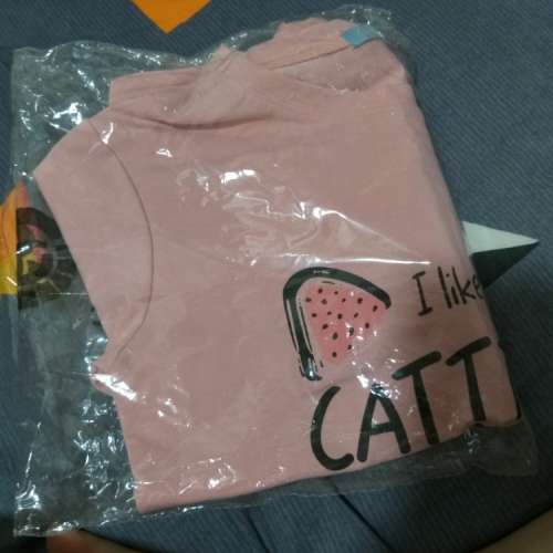 全新 舒服料上衣 長56x寬88cm(包郵寄)