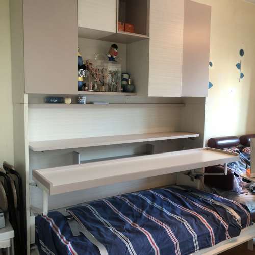 多功能單人床連書檯及衣櫃就係一個好實用嘅選擇。佢唔單止係單人床同衣櫃