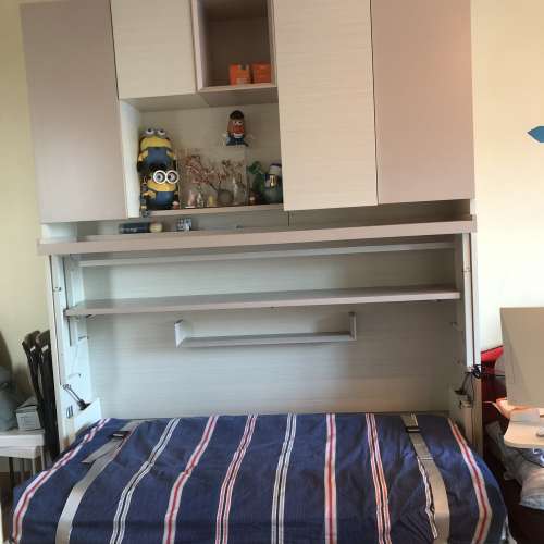 多功能單人床連書檯及衣櫃就係一個好實用嘅選擇。佢唔單止係單人床同衣櫃