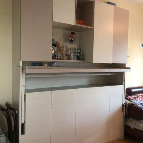 多功能單人床連書檯及衣櫃就係一個好實用嘅選擇。佢唔單止係單人床同衣櫃