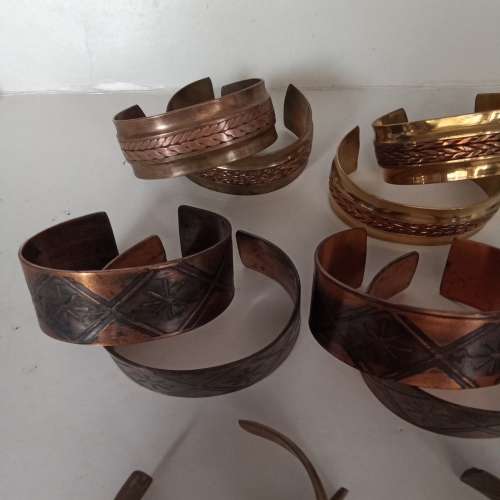 清理存貨，不計成本。一手十隻銅鈪，共售200元，多量價錢可以再商議。no.B26.1.25