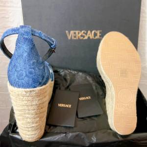 100%正版Versace Barocco 西班牙牛仔高踭涼鞋 鞋碼：38 ½ 號 特價出售HK$2,800