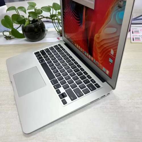 13寸 macbook Air i7高配筆記本電腦，8GB記憶體 256G固態SSD硬盤，超高性價比輕薄筆...