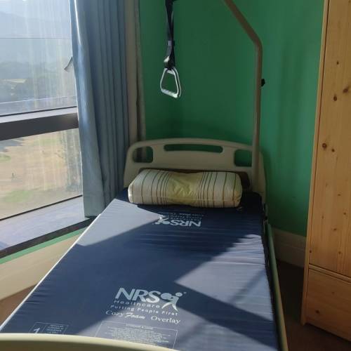 電動護理床及床褥