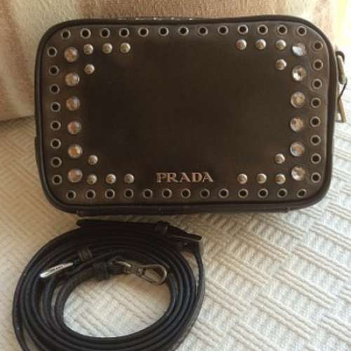 全新 Prada 小牛皮銀色金屬鍋釘及水晶石斜孭手袋