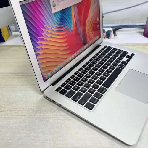 IntelCore i7 MacBook Air 成色好，頂配8G記憶體，256G 固態硬盤，超薄身。