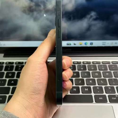 Apple iPhone 13 512G， 6.1寸大荧幕，電池效能86 ％，功能全部正常運作，已貼貴價...