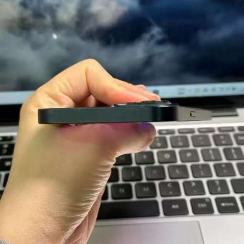 Apple iPhone 13 512G， 6.1寸大荧幕，電池效能86 ％，功能全部正常運作，已貼貴價...