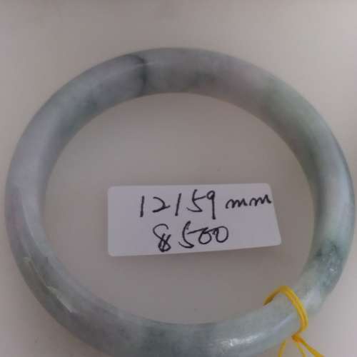 翡翠a玉手鈪， 每隻價錢 如照片顯示，兩隻八折， 全部 四隻七折。no.C.30.1.25