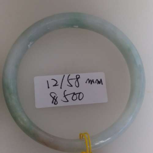 翡翠a玉手鈪， 每隻價錢 如照片顯示，兩隻八折， 全部 四隻七折。no.C.30.1.25