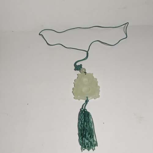 新山玉吊墜，多年前古舊工藝製品，約3×2寸，雙面雕刻，二龍爭珠。中間有兩個約15mm...