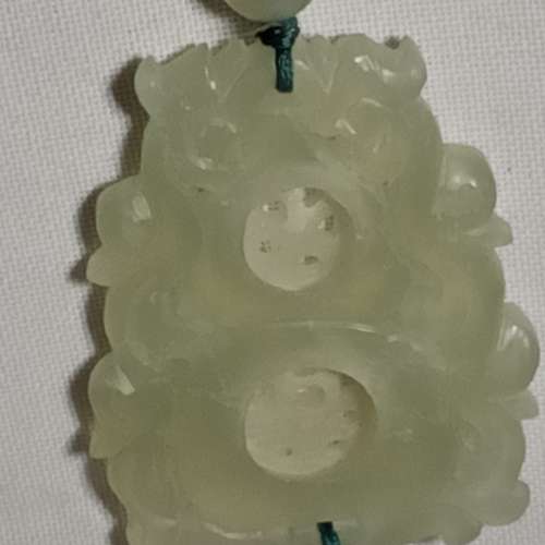 新山玉吊墜，多年前古舊工藝製品，約3×2寸，雙面雕刻，二龍爭珠。中間有兩個約15mm...