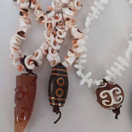 一手5 款天珠，配上16 吋貝殼頸鏈，海陸空 氣場混成一體，清理舊存貨，共售380元，...