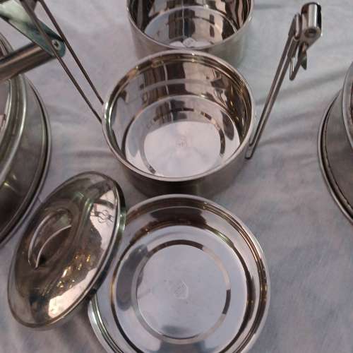 一套不銹鋼三層飯盒及二個蒸籠，共售150元。no.DR5.1.25