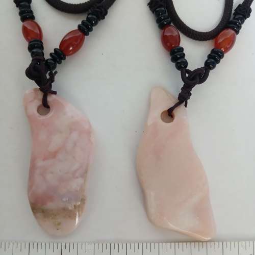 天然蛋白石 pink opal 吊咀，長約2點五吋  ,連26吋繩頸鏈。單一條200元兩條300元。...