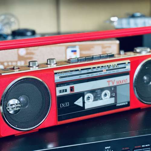 出售日立Hitachi 手提cassette機一部，外觀九𢦓新，靚色，cassette播放速度有啲慢，...